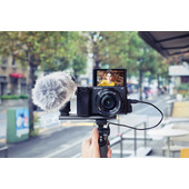 Sony α Alpha 6400 con obiettivo 16-50mm, mirrorless APS-C con Real-Time Eye AF